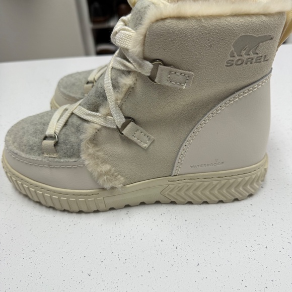 Sorel oNA Ave Alpine Boot. Weatherproof size 9 - Picture 4 of 7